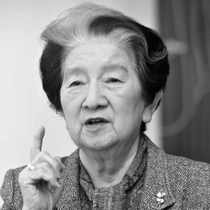 赤松良子（あかまつ・りょうこ）1929年大阪府生まれ。53年東京大学卒業、労働省入省。国連日本政府代表部公使、労働省婦人少年局長、駐ウルグアイ特命全権大使、文部大臣などを歴任。写真は、日本ユニセフ協会会長として取材に応える赤松さん。2014年11月（写真提供：読売新聞社）