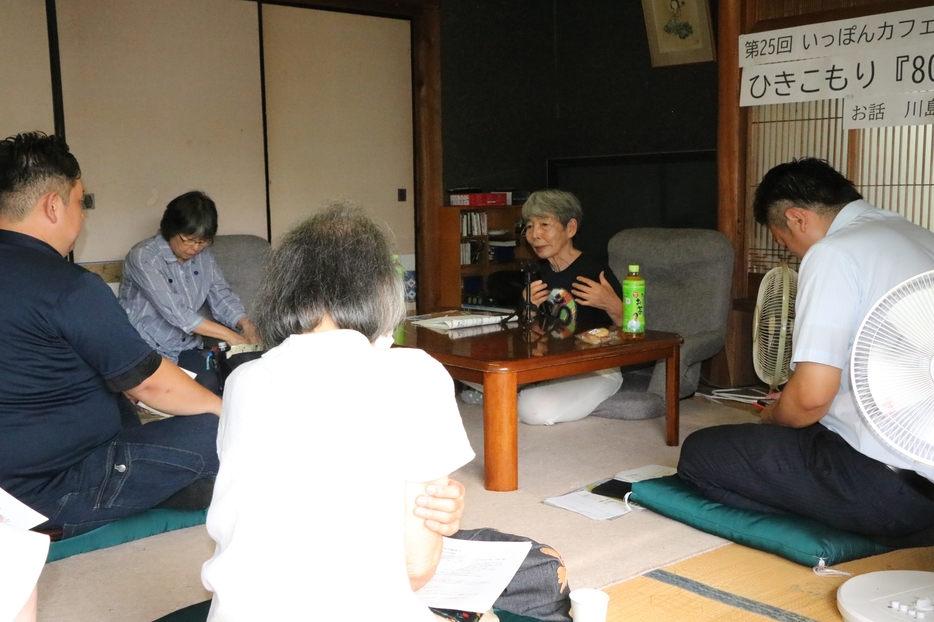 ひきこもりの息子について話す川島さん=岡山県津山市で