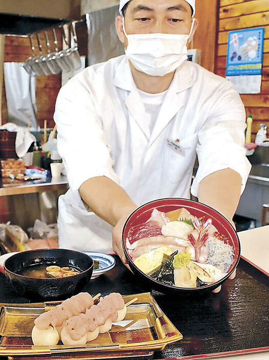 桜貝をイメージした焼き団子（左）と能登応援の海鮮丼=志賀町の道の駅とぎ海街道