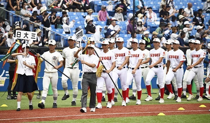 東・西合同の開会式。昨年の優勝校・共栄学園高[東東京]と日大三高[西東京]が先頭で入場行進した[写真=矢野寿明]