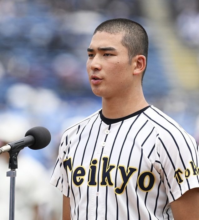 帝京高の主将・西崎が選手宣誓を行った[写真=矢野寿明]