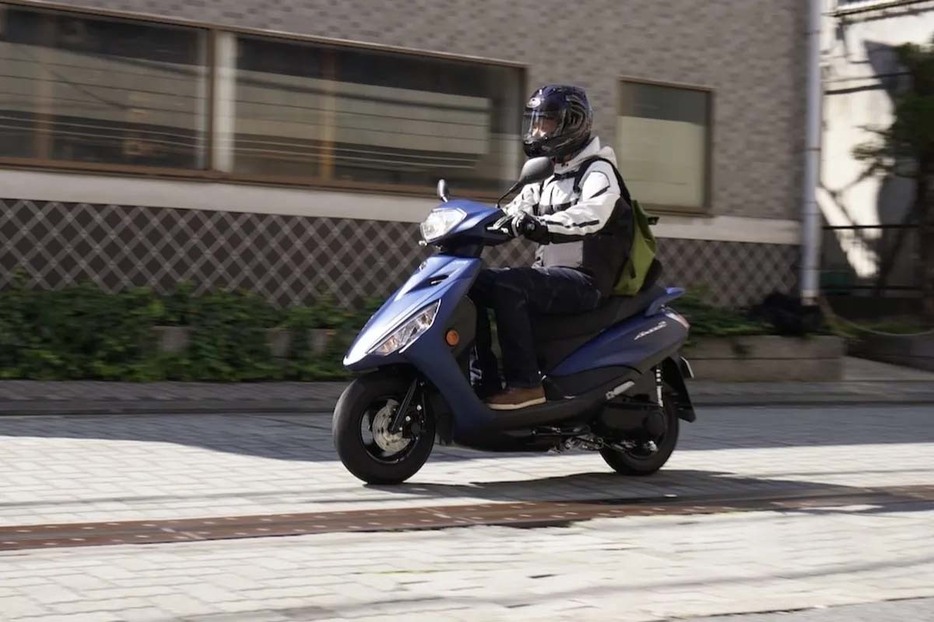 絶対的なトルクとパワーは高くないものの、車重の軽さで走りはスムーズ。狭い道でも取りまわしやすい。