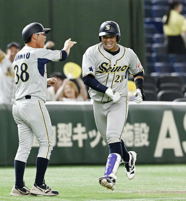 NTT西日本戦のタイブレークの延長11回、満塁本塁打を放ち喜ぶ西濃運輸・野崎（右）＝東京ドーム