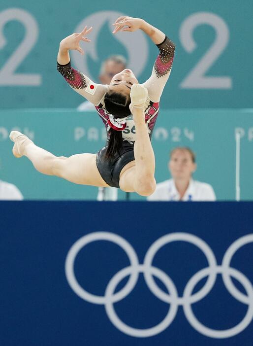 女子予選　岸里奈の床運動＝パリ（共同）