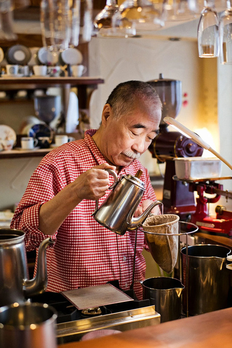 若い頃から六本木の『カファブンナ』や原宿の『アンセーニュダングル』など、さまざまな喫茶店に足を運んでいた直嗣さん。ネルドリップで時間をかけて抽出された珈琲に出合い衝撃を受け、以来このスタイルを続けている。