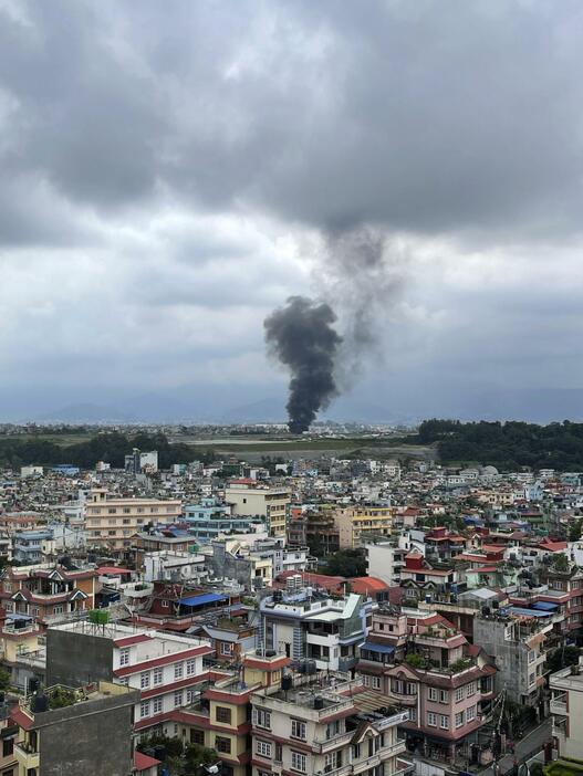 ネパールのカトマンズ国際空港から立ち上がる煙＝24日（AP＝共同）