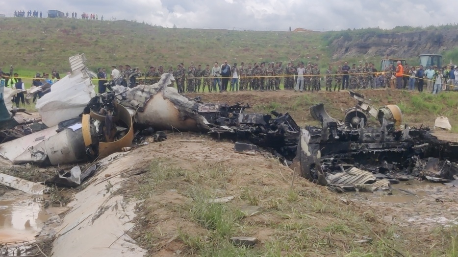 ネパールの首都カトマンズ国際空港で、離陸中に事故を起こした航空機の残骸＝24日（ゲッティ＝共同）