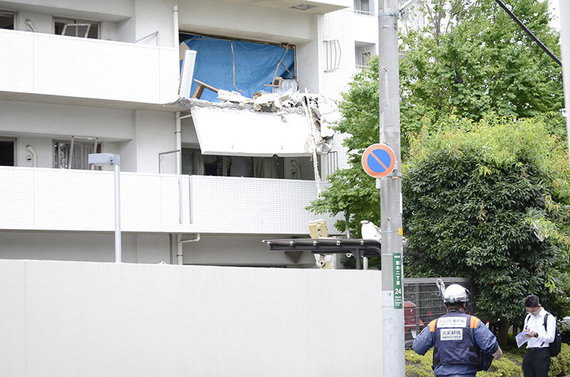 爆発の発生したマンションで、現場検証が行われた＝19日午前9時半ごろ、川口市並木2丁目