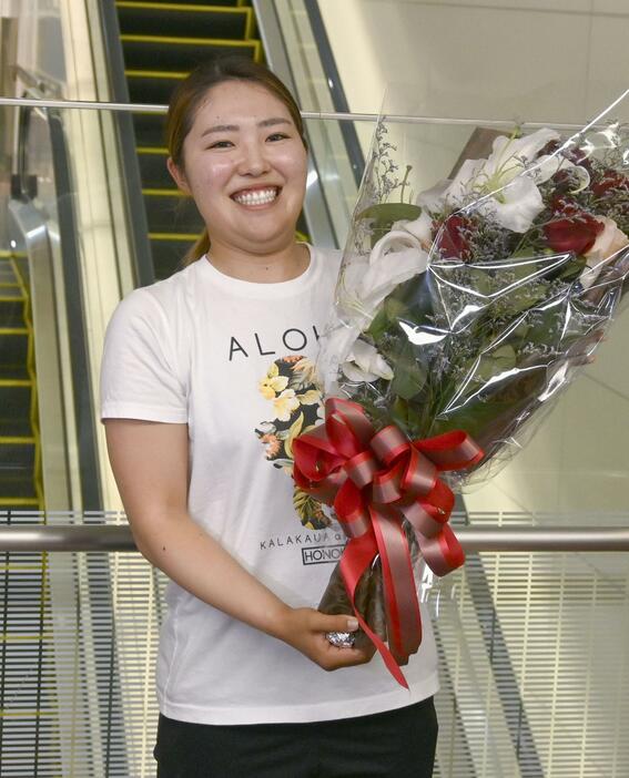 メジャー初優勝を果たし、帰国後花束を受け取った古江彩佳＝16日、羽田空港