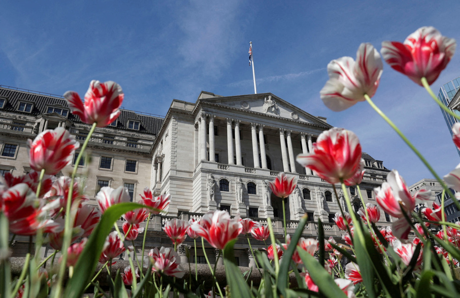 イングランド銀行（英中央銀行）が１日発表した５月の消費者向け融資は１５億ポンド（１９億ドル）の純増で、１月以来最大の伸びとなった。写真はロンドンの同行前で５月撮影（２０２４年　ロイター／Carlos Jasso）