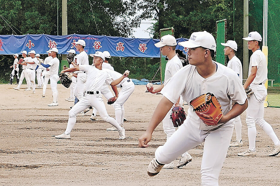 キャッチボールで汗を流すナイン＝小松大谷高