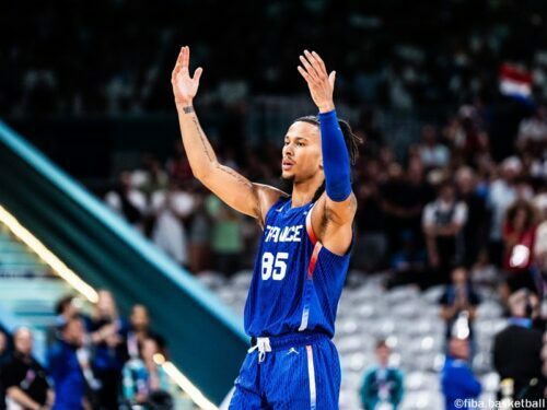 延長に持ち込む4点プレーを決めたストラゼル[写真]=fiba.basketball