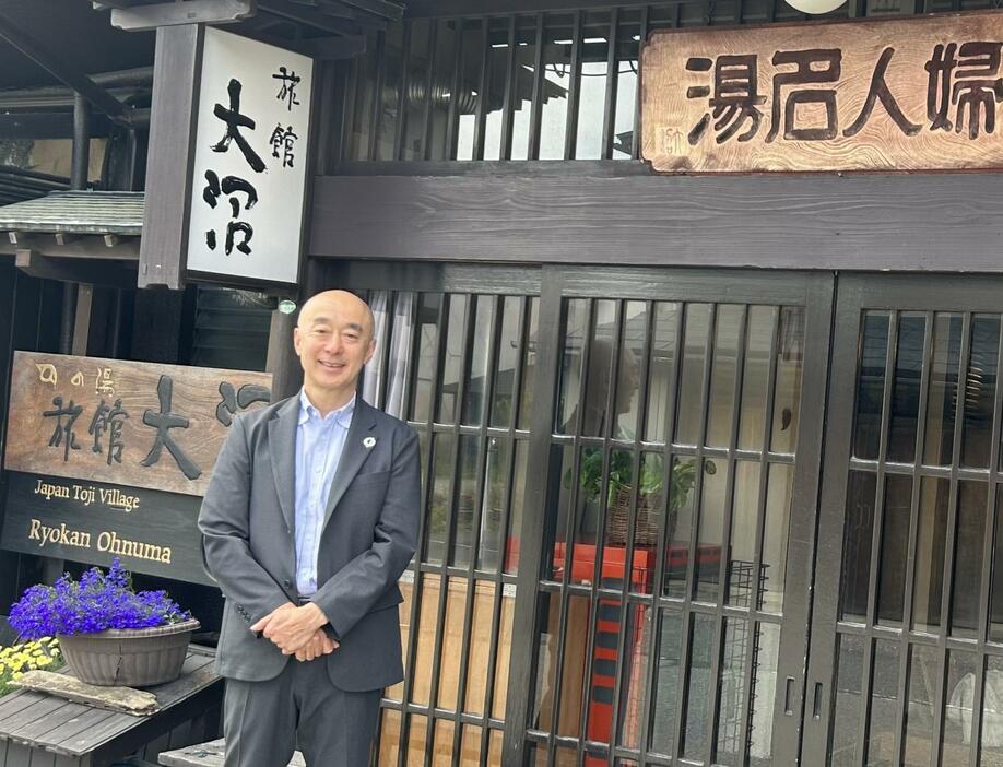 鳴子温泉郷・東鳴子で百年以上にわたり湯治宿を営む「旅館大沼」の五代目湯守・大沼伸治さん 。立教大学・観光学科卒業。「現代湯治」を提唱し、普及にあたる。