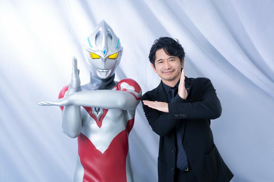 萩原聖人さんとウルトラマンアーク　撮影／山本一人　（C）円谷プロ　（C）ウルトラマンアーク製作委員会・テレビ東京