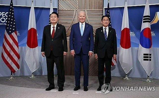 昨年11月、米サンフランシスコで開かれたアジア太平洋経済協力会議（APEC）首脳会議に合わせて3カ国会談を行った（左から）韓国の尹錫悦大統領、米国のバイデン大統領、日本の岸田文雄首相＝（聯合ニュース）