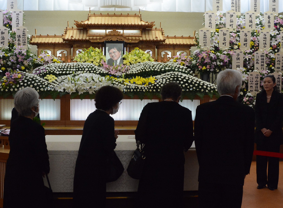 徳田虎雄氏の遺体と対面して別れを伝える弔問客ら＝21日、鹿児島県徳之島町亀津