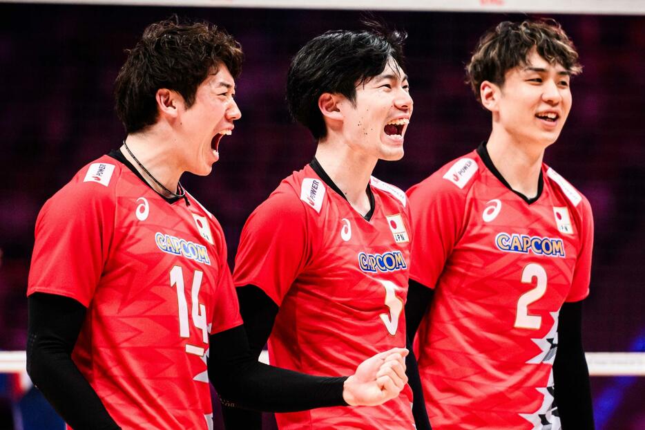 ポーランドのファンの声援を受け、全力でプレーした日本。(C) Volleyball World