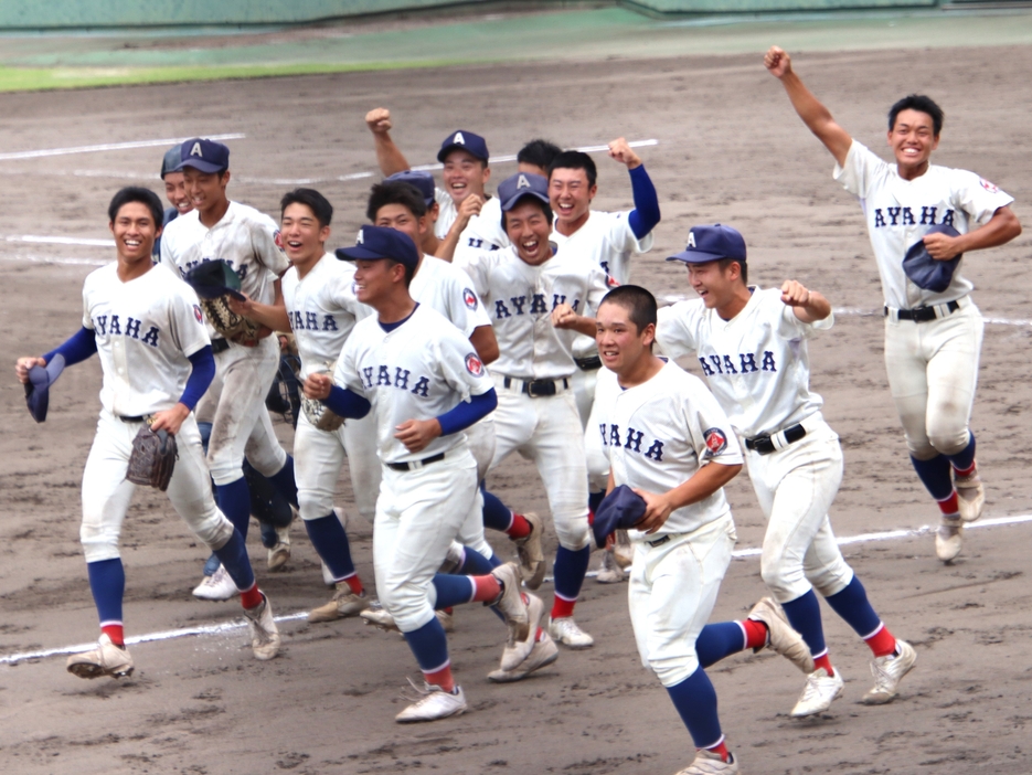 スタンドへ勝利の報告に向かう綾羽の選手たち