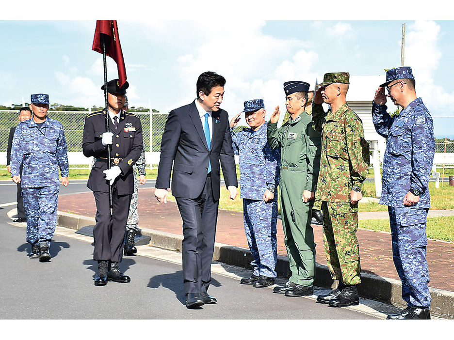 陸自奄美駐屯地を視察した木原稔防衛相（左から3人目）と視察に立ち会い敬礼する九州、沖縄方面管轄の陸海空自衛隊司令官ら＝18日、鹿児島県奄美市名瀬