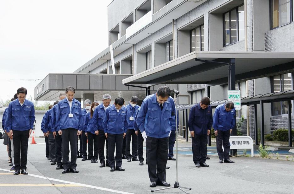 2012年7月の九州北部豪雨の犠牲者を悼み、黙とうする熊本県阿蘇市の佐藤義興市長（手前）と職員＝12日午前、阿蘇市