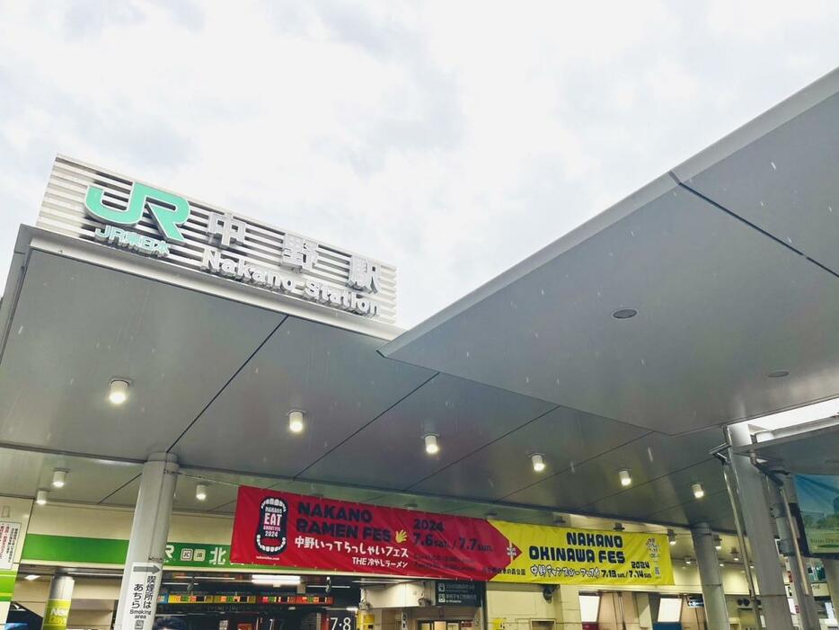 中野駅北口にお目見えしたPV1位「中野いってらっしゃいフェス」と2位「中野チャンプルーフェスタ」の合同横断幕