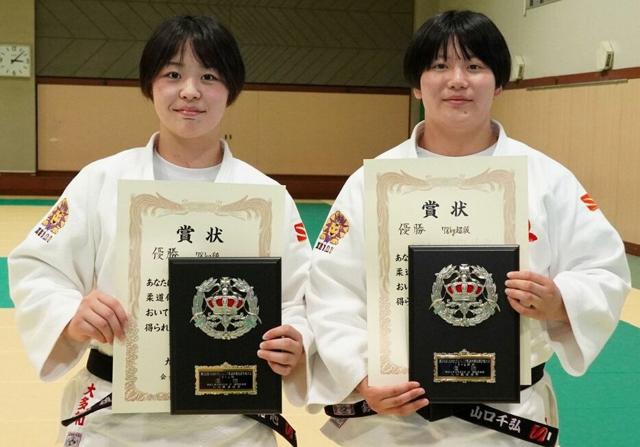 九州女子ジュニア柔道体重別選手権の78キロ級を2連覇した敬愛高の大多和心（左）と、78キロ超級で初優勝した山口千弘
