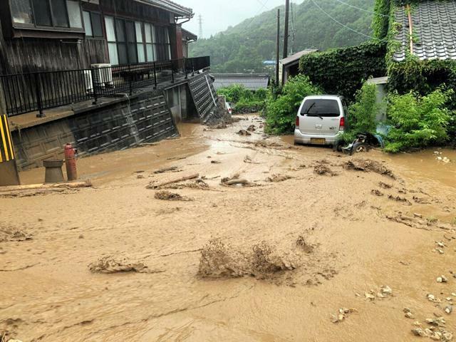 大雨で流出した土砂が民家に流れ込んだ=1日、滋賀県米原市伊吹、同市提供