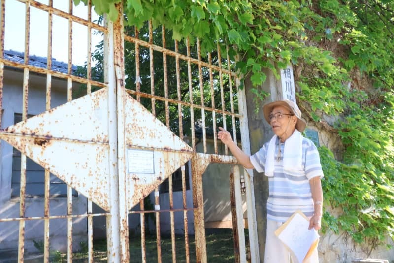 朝鮮人用社宅「第一相愛寮」跡地に残る拘置所の建物を案内する小杉邦男さん＝２０２４年６月