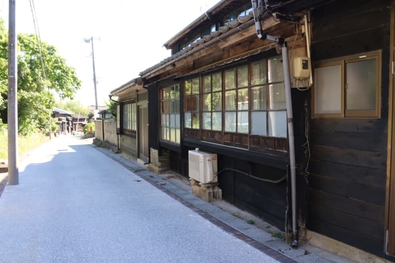 かつて鉱山労働者の住居などが並んだ佐渡島北西部・旧相川町の京町通り＝２０２４年６月