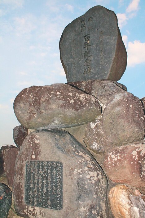 損壊が確認された石碑。積み上げられた複数の石がずれるなどしている＝立山町利田