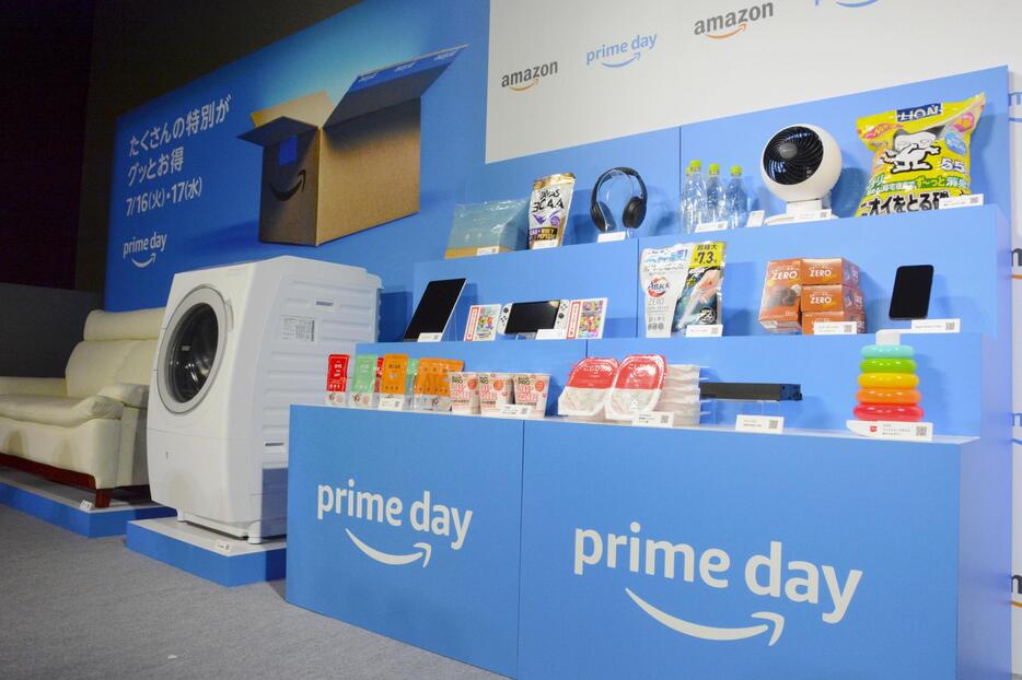 アマゾンジャパンが16、17日に開催する「プライムデー」の対象商品＝3日午後、東京都港区