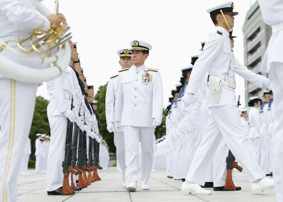 着任式に臨む斎藤聡海上幕僚長（中央手前）＝19日午前、防衛省