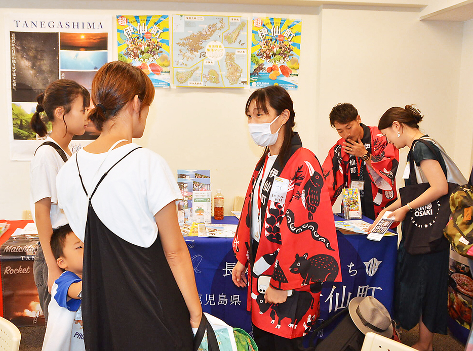 移住希望者らのさまざまな相談に乗った伊仙町のブース＝13日、東京都千代田区