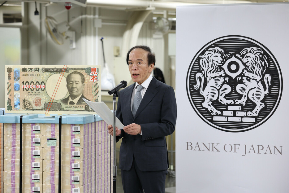新しい紙幣（日本銀行券）３券種の流通が３日、始まった。デザインの変更は約２０年ぶり。写真は新紙幣の発行開始に当たり、あいさつする日銀の植田和男総裁＝同日午前、東京都中央区の日銀本店（代表撮影）