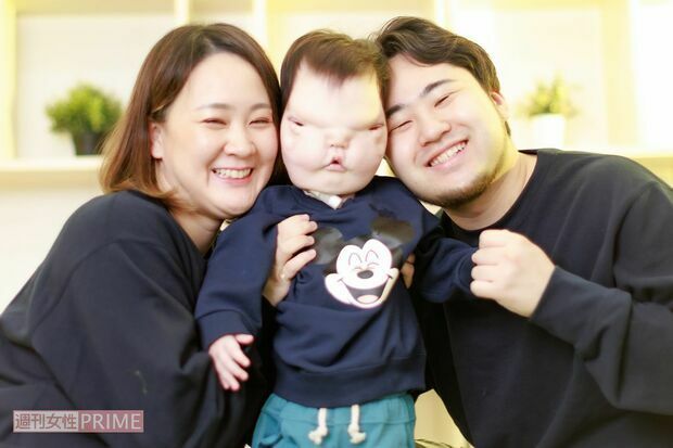 星野孝輔さん、しほさん夫婦とおもちくん