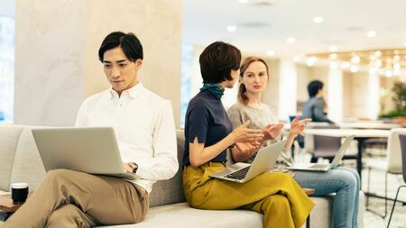 海外の会社は、日本よりはるかに柔軟です。エンジニアに気持ちよく仕事をしてもらうことが、社の未来に関わる重要な要因であることを理解しているからです（写真：EKAKI／PIXTA）