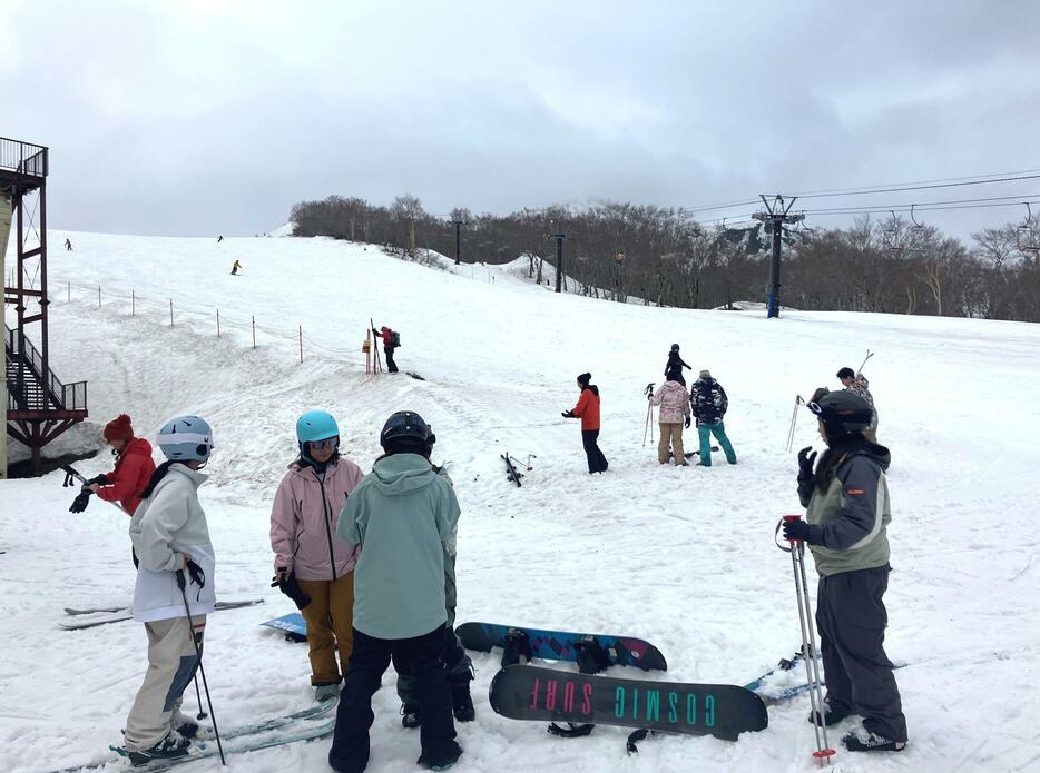 白馬村内のスキー場＝4月撮影