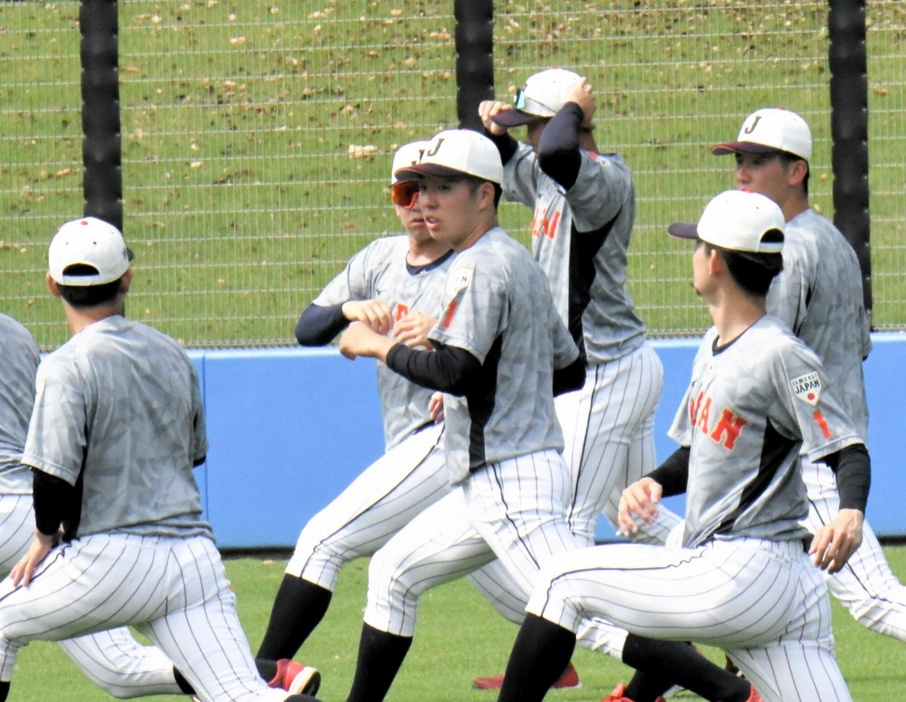 侍ジャパン大学代表に初選出され、合宿に臨む野口（中央）＝神奈川・バッティングパレス相石スタジアムひらつか