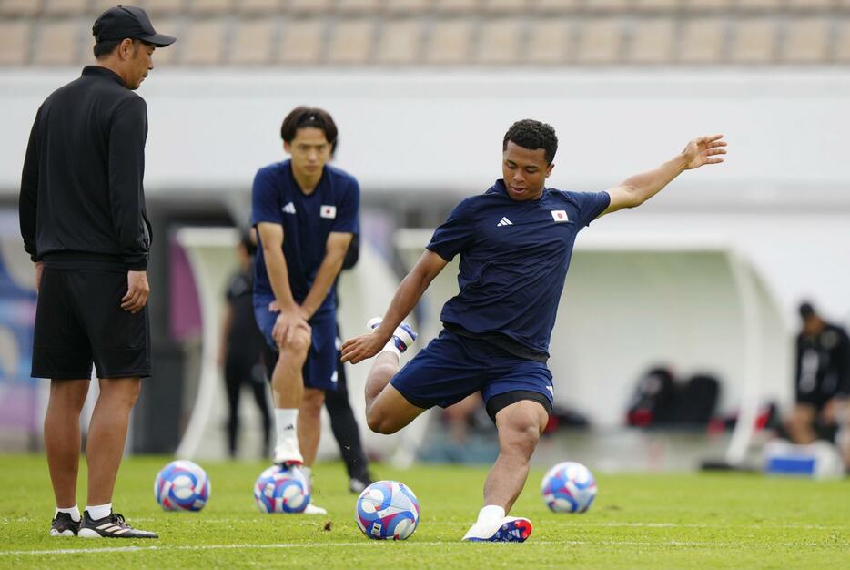 サッカー男子1次リーグのパラグアイ戦に向け、調整する藤田（右）＝ボルドー（共同）