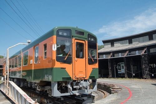 天竜二俣駅の機関車転車台。機関車扇形車庫の前で回転する様子は迫力満点