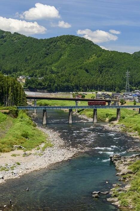 長良川鉄道の列車は、長良川に架かる何本もの鉄橋を渡りながら終点の北濃駅へと進む