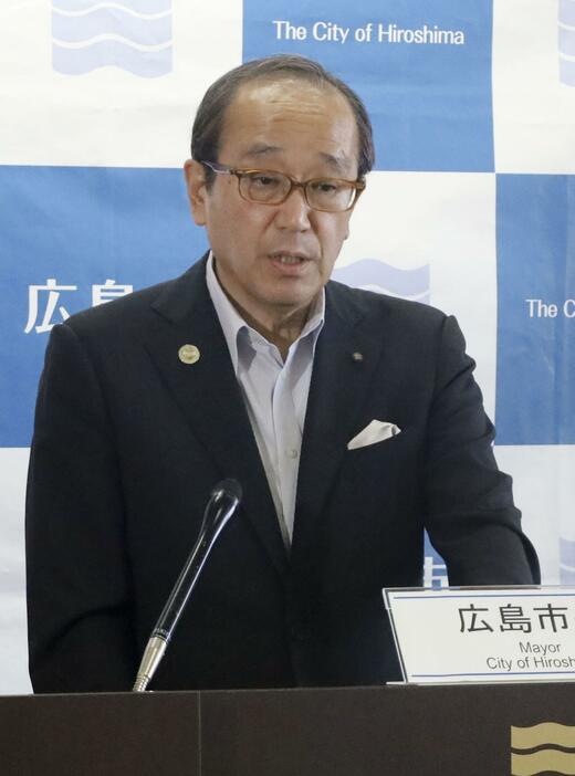 広島市役所で記者会見する松井一実市長＝16日午後