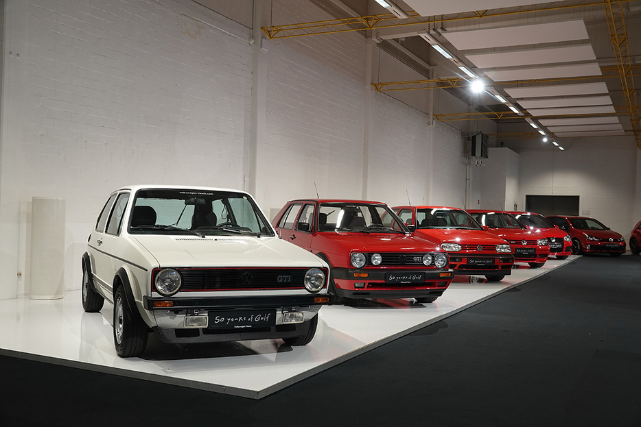 初代ゴルフGTI（1975年） を先頭に現在の8代目までが並べられた展示　※Wolfgang Grube撮影