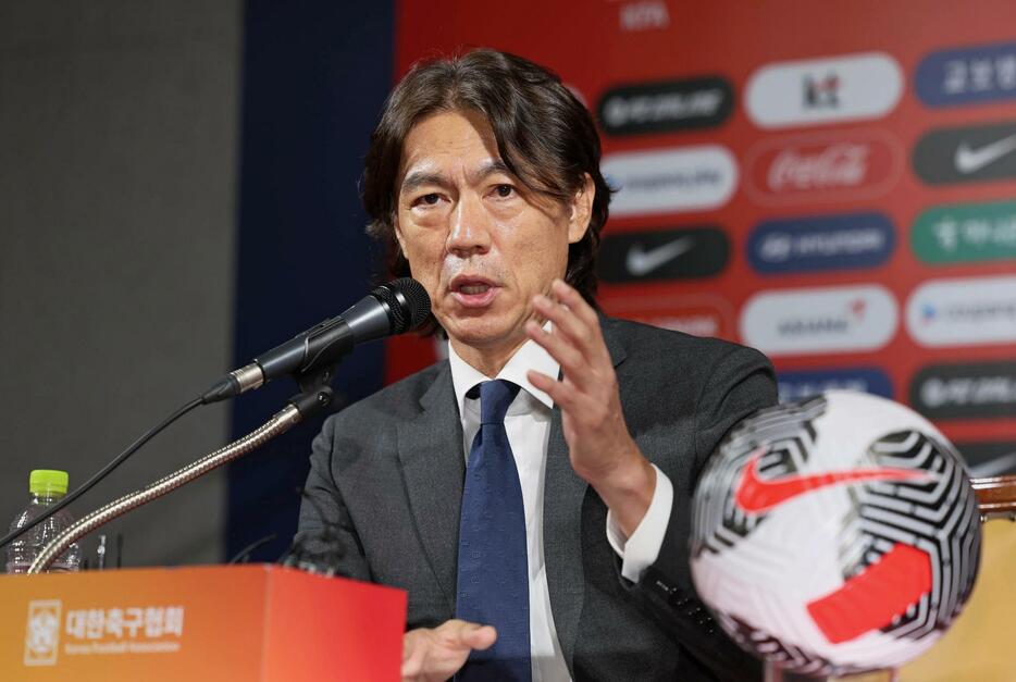 29日、ソウルで記者会見するサッカー男子韓国代表監督の洪明甫氏（聯合＝共同）