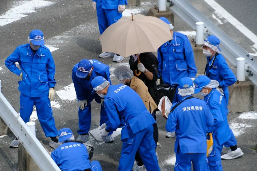 ’22年７月８日、安倍元総理が銃撃を受けた大和西大寺駅付近で現場検証をする奈良県警