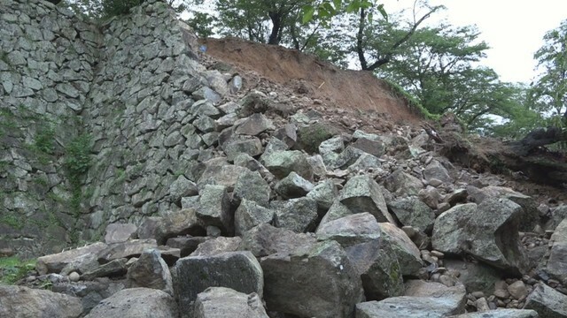 崩れた石垣　津山城跡(16日撮影)