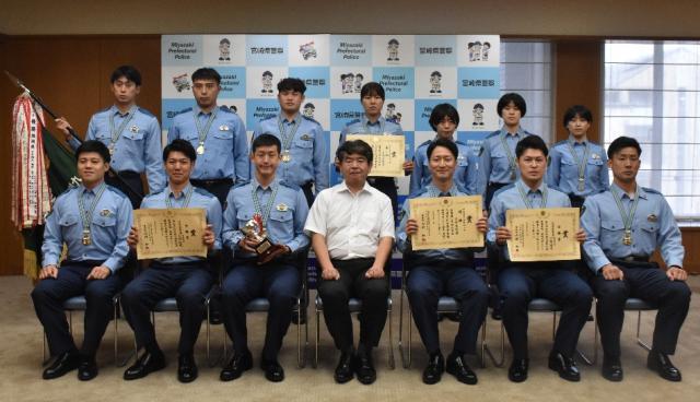 九州管区内警察剣道大会で上位成績を収めた県警チーム＝２４日午後、宮崎市・県警本部