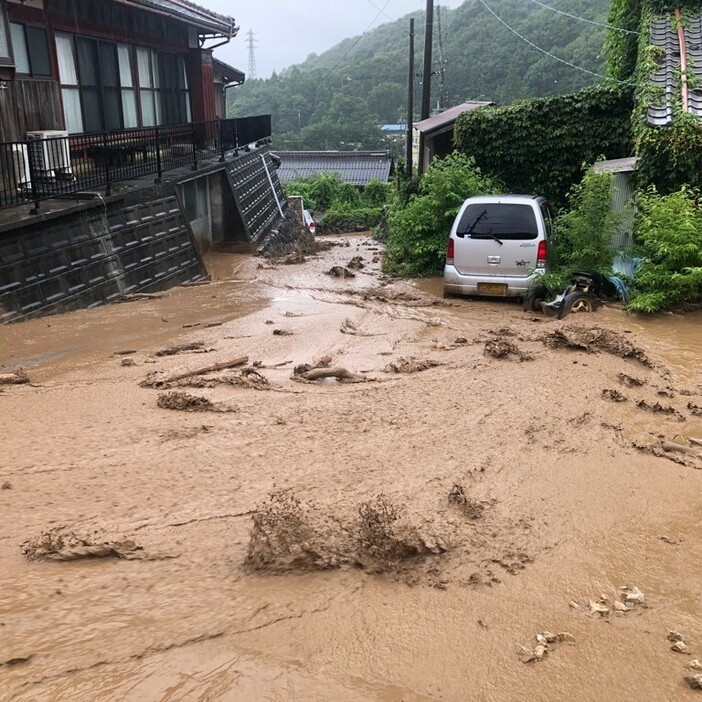 土砂崩れの様子（米原市提供）