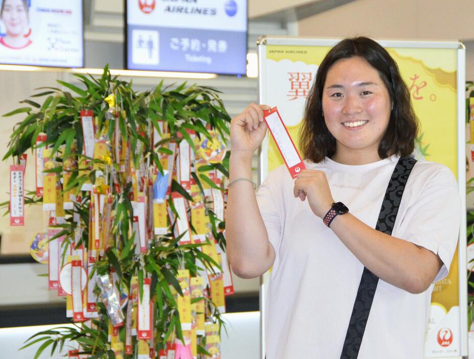 出発前に七夕の短冊をしたためた陸上女子やり投げの北口榛花＝7日、羽田空港