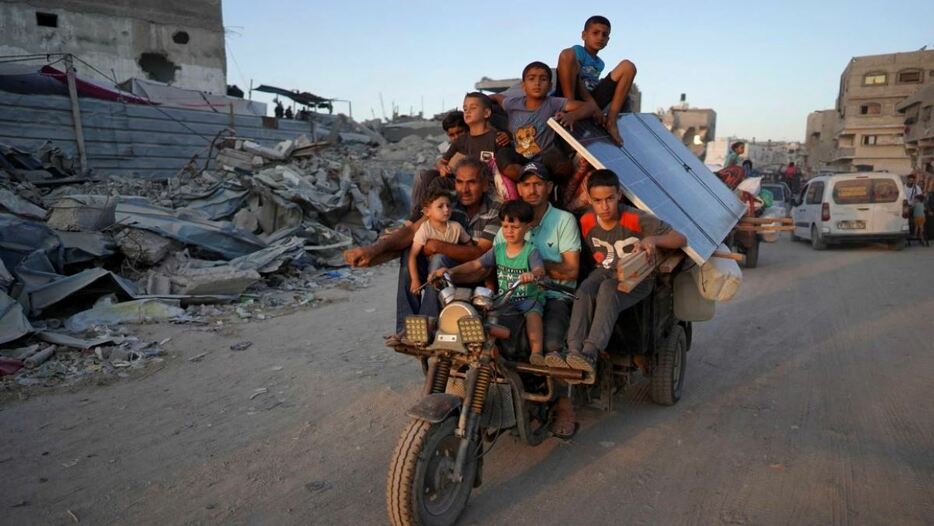 イスラエル軍からの避難指示を受けてハンユニスを離れるパレスチナの人々＝１日